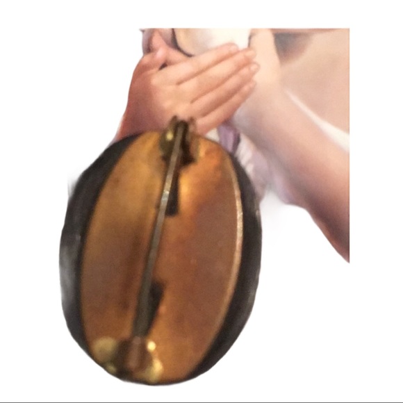 Antique black enamel resin 1940s shell cameo brooch - Picture 6 of 6